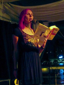 Jag läser ur Svenglish på Klubb Aktersalongen i Göteborg.