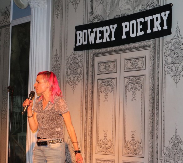 Louise Halvardsson på scen i New York. Foto: Aliah Rosenthal