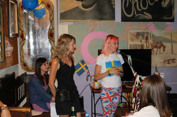 Svenglish-lansering i Rumänien. Från vänster filmskaparen Adriana Sabau, tolken Oana Lucas och författaren Louise Halvardsson.